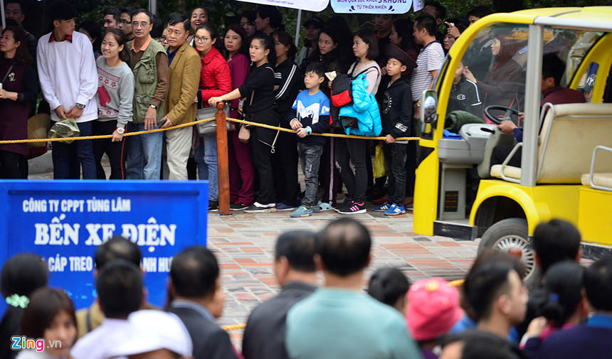 Người dân hành hương về Yên Tử trong đêm